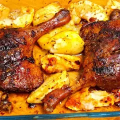 Pyszne, chrupiące udka z kaczki pieczone z ziemniakami. Aromatyczne przyprawy podkreślają smak dania.