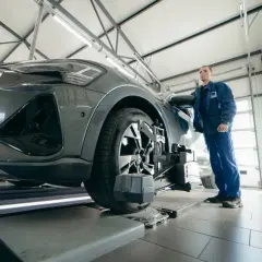 Mechanik samochodowy przy nowoczesnym aucie. Zastanawiasz się, ile zarabia elektromechanik samochodowy?