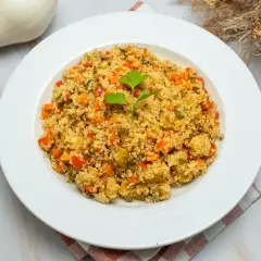 Plato de quinoa con verduras, ideal para tus recetas saludables.