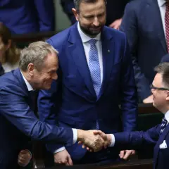 Donald Tusk ściska dłoń liderowi mniejszej partii. Czy to prawda o tajnych negocjacjach Donalda Tuska z liderami mniejszych partii koalicyjnych?