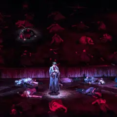 Scena z "Makbeta" w Teatrze Muzycznym Wrocław. Na scenie leżą martwi, stoi postać z dzieckiem.