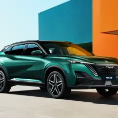 Elegante SUV Dongfeng Auto verde smeraldo, con sfondo colorato e spiaggia.