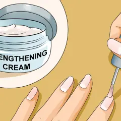 Crema rinforzante per unghie e applicazione di smalto trasparente per far crescere le unghie sane e forti.