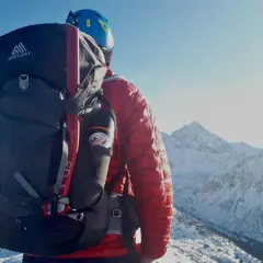 Gregory zulu na plecach turysty w górach. Czekan i termos gotowe do akcji.