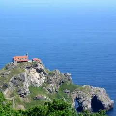 San Juan de Gaztelugatxe: kamienna wyspa z kościołem na szczycie, połączona z lądem krętymi schodami.
