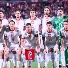 Piłkarze reprezentacji Polski w białych strojach, gotowi do gry w Lidze Narodów. Co to za rozgrywki? To prestiżowy turniej UEFA.