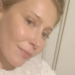 Katarzyna Warnke, wiek nie gra roli, gdy ma się tak promienny uśmiech i stylowe kolczyki.