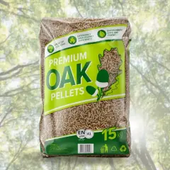 Worek z premium pelletem dębowym, 15 kg. Idealny wybór, jeśli zastanawiasz się, jaki pellet najlepszy dla ekologicznego i wydajnego ogrzewania.