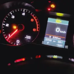 Kontrolka filtra DPF świeci się na desce rozdzielczej Audi A4 B8, wskazując potrzebę wypalania DPF. Przebieg 237524 km.