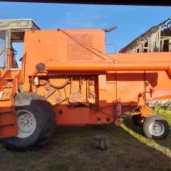 Pomarańczowy kombajn Bizon Z058. Zastanawiasz się, jaki olej hydrauliczny do bizona będzie najlepszy?