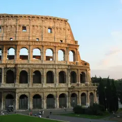 Le Colisée de Rome, idéal pour acheter un billet Colisée sur place. Le soleil se couche sur ce monument historique.