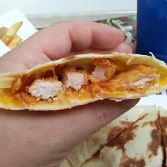 Qurrito z KFC, pyszne kawałki kurczaka w panierce, ciągnący ser i sos. Idealny na szybki posiłek, choć warto sprawdzić jego kcal.
