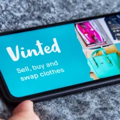 Telefon z aplikacją Vinted. Gdy coś pójdzie nie tak, można zgłosić **Vinted reklamacja**.