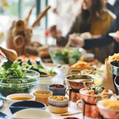 Ile kosztuje catering na 30 osób? Sprawdź ceny i oszczędzaj!
