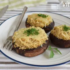 Champiñones rellenos de quinoa y queso, perfectos como meriendas saludables para bajar de peso.