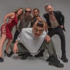 Ekscentryczna piątka, czyli little big członkowie, pozuje w odważnych stylizacjach.