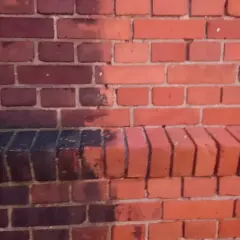 Jak wyczyścić starą cegłę na ścianie bez jej uszkodzenia?