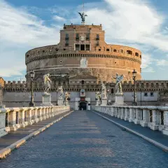 Le Castel Sant'Angelo, un mausolée circulaire, se dresse fièrement, gardé par des anges sculptés sur le pont.