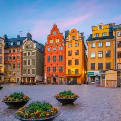La place Stortorget à Stockholm, avec ses maisons colorées, est un endroit idéal pour se promener et découvrir que faire à Stockholm.