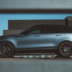 Elegancki Range Rover Velar na parkingu. Nawet tak luksusowe auta mogą czasem sprawić niespodziankę, choć jego awaryjność jest zazwyczaj niska.
