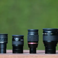 Sześć różnych okularów do teleskopu, od lewej: 9mm LE, Omegon, Omegon SWAN, Omegon SUPER, 38mm 70°, 15mm Panorama².