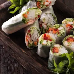 Frische Reispapier-Rollen mit Garnelen, Gemüse und Reisnudeln. Leckere Reispapier Rezepte für leichte Mahlzeiten.
