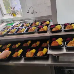 Przygotowywanie posiłków w restauracji to prawdziwa koronkowa robota. Kotlety, ziemniaki i surówka czekają w pojemnikach.