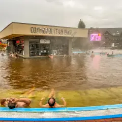Relaks w termach na Słowacji blisko granicy. Kąpiel w ciepłej wodzie przy barze "Cosmopolitan".