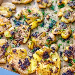 Knusprige, zerdrückte Kartoffeln mit Kräutern und Gewürzen, ein tolles Rezept mit gekochten Kartoffeln für jede Gelegenheit.