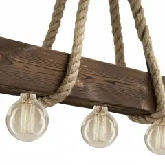 Lampa loft z drewnianą belką i grubymi linami, ozdobiona trzema żarówkami Edisona.