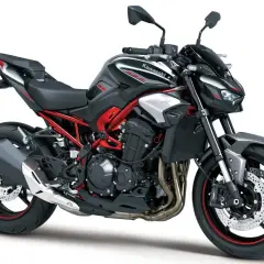 Kawasaki Z900 negra y roja, una moto potente. Su peso es ideal para maniobrar con agilidad.