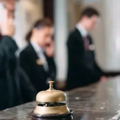 Kto pracuje w hotelu? Od recepcji po dyrektora pełny przewodnik