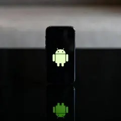 Smartfon z logo Android na czarnym ekranie, gotowy do nagrywania rozmów.