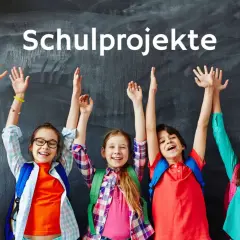 Fünf fröhliche Grundschüler mit Rucksäcken und erhobenen Armen vor einer Tafel, die "Schulprojekte" anzeigt.