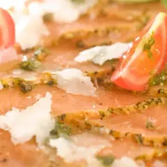Pyszne carpaccio z łososia z pomidorkami, parmezanem i zielonym sosem do carpaccio.