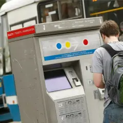 Chłopak z plecakiem kupuje bilety MPK Wrocław. Sprawdza ceny biletów na automacie.