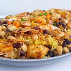 En stor portion av en läcker biryani med kyckling, ris, nötter och russin. Ett perfekt biryani recept för en festmåltid.
