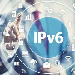 Człowiek dotyka ekranu z napisem IPv6, otoczonego ikonami symbolizującymi różne technologie i usługi, od samochodów po chmurę.