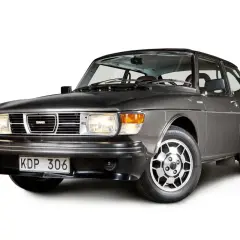 Grå Saab 99 EMS, en klassisk svensk bil med kromdetaljer och en ikonisk design.