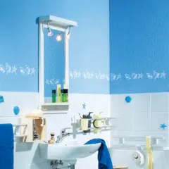 Badezimmer mit blauem Motiv und selbstgebauter Spiegelbeleuchtung.