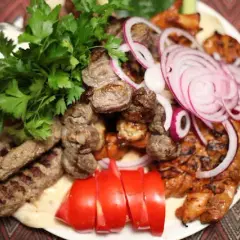Iskender kebab: co to? Odkryj prawdziwy smak Turcji na talerzu