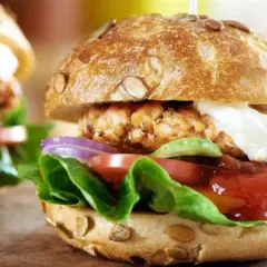 Domowe hamburgery: Jak zrobić burgera lepszego niż z restauracji?