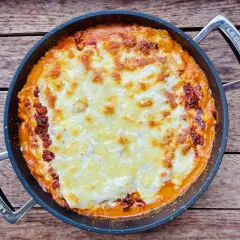 Herzhafte One Pot Lasagne in einer Pfanne, goldbraun überbacken mit geschmolzenem Käse. Perfekt für einen gemütlichen Abend.