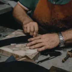 Jak naprawić rysy na butach? Domowe triki i profesjonalne metody.