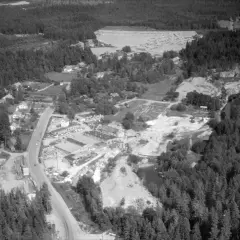 Överblicksbild över marmorbruket Kolmården med byggnader, stenbrott och skog.