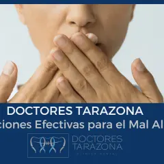 Manos cubriendo boca, sugiriendo preocupación por el mal aliento. Doctores Tarazona ofrece soluciones efectivas.