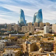 Widok na nowoczesne wieżowce i zabytkową architekturę Baku. Idealne miejsce na wycieczkę do Azerbejdżanu.