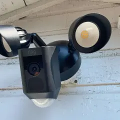 Foco de seguridad Ring con cámara y luces LED. Su sensor crepuscular detecta la oscuridad para encenderse automáticamente.