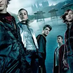 Harry, Ron, Hermiona i przyjaciele w mrocznej scenerii. To plakat z 4 części Harry Potter.