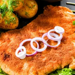 Ile kalorii ma schabowy z ziemniakami i surówką? Sprawdź teraz!
